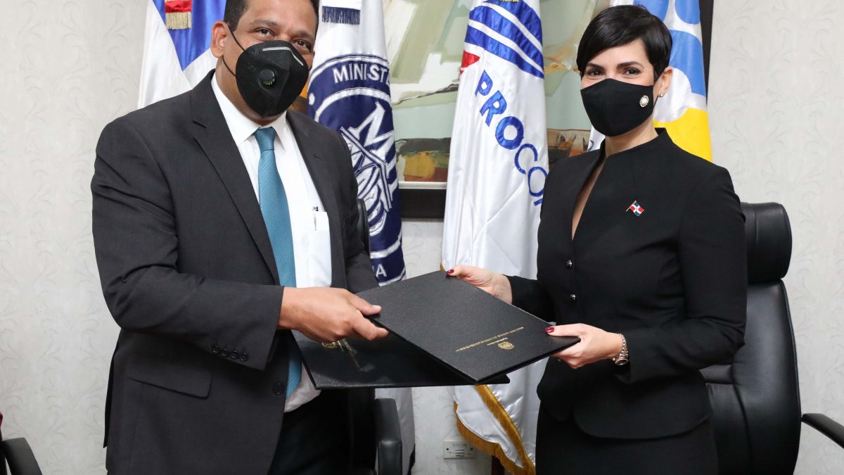 DGCP y ProCompetencia firman convenio