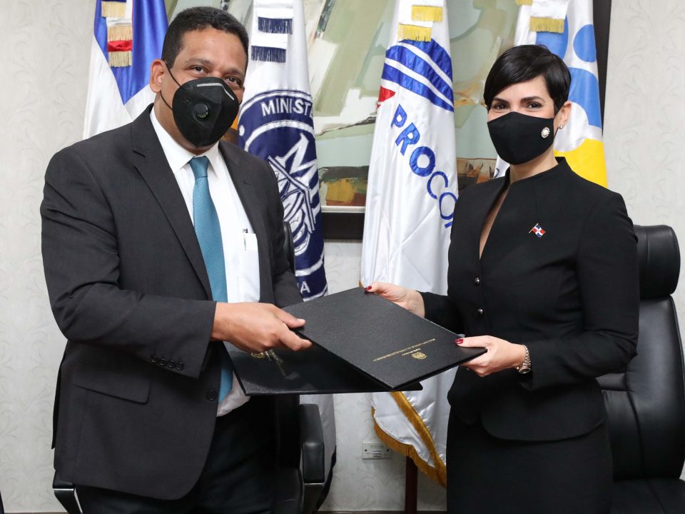 DGCP y ProCompetencia firman convenio